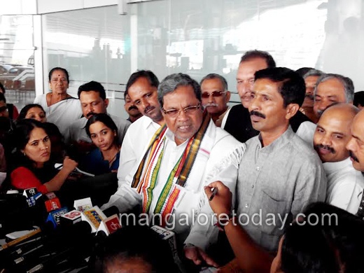 cm in mangalore airport   4